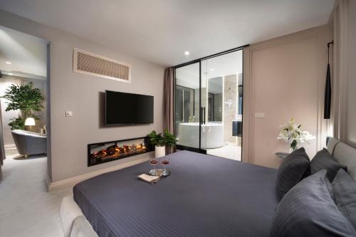 Executive Suite with Turkish Hammam ~ Bathtub & Fireplace 