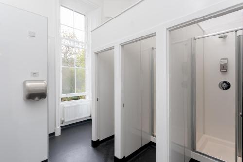 Bed in a 18 bed mixed dormitory shared bathroom
