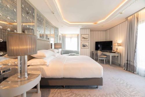 Corner King Room - Jakuzili Küvetli, Marin Manzaralı
