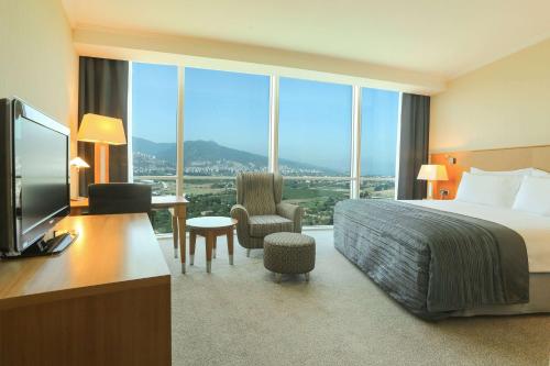 Club King Room with Mountain and Nature View - Smoking